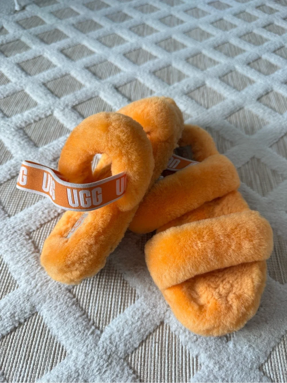 UGG Oh Yeah Fluff Slide Sandal - Orange Shearling Pre Owned Girls Size 4
